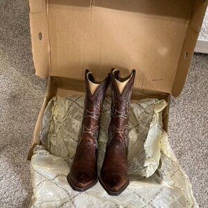 Like-new Ariat leather cowboy boots. Size 6.5.